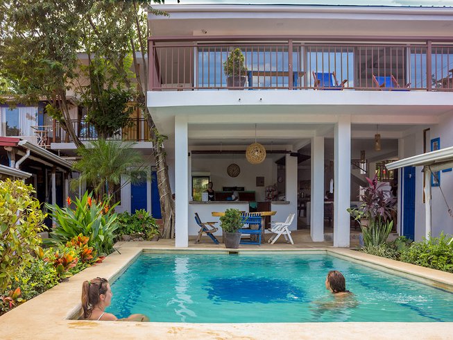 la botella de leche surf hostel costa rica