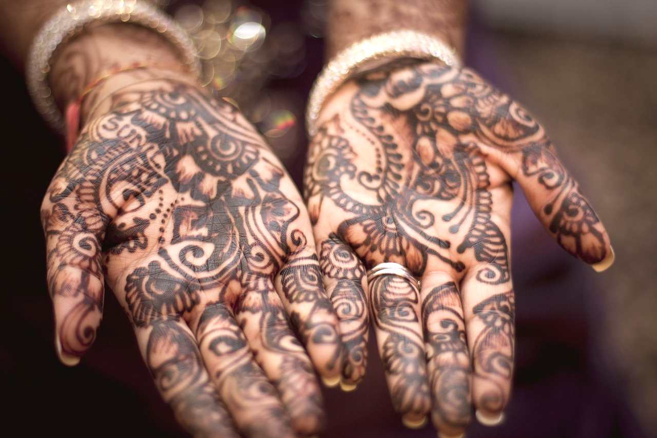 Mhendi - Pretty henna designs on Indian women's hands