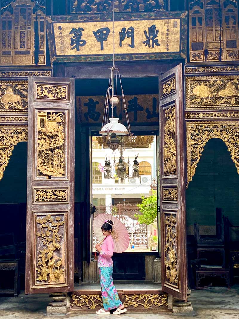 peranakan girl at penang peranakan museum 