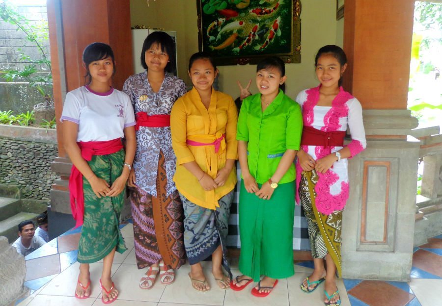 Image of colourful, tradtionally dressed Balinese girls