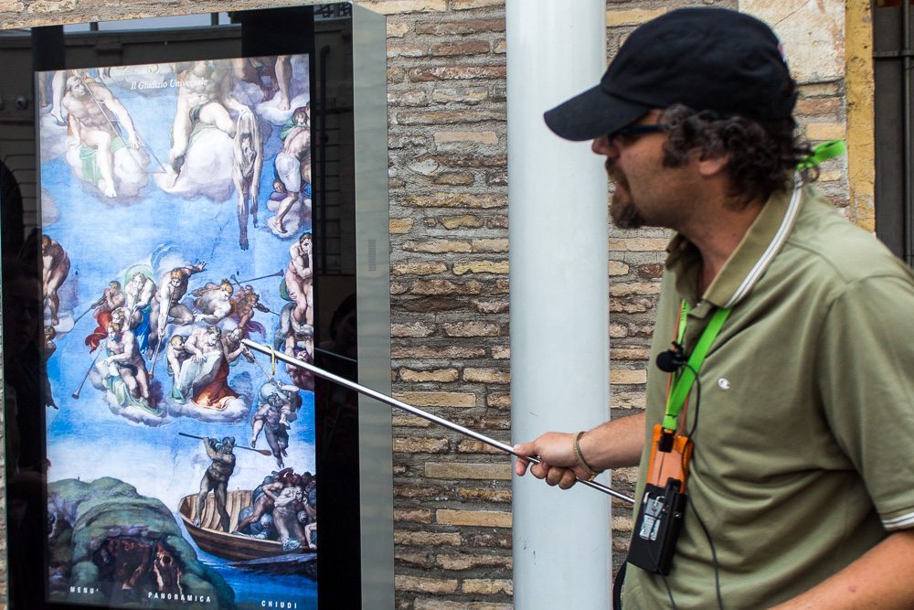 city wonders guide in vatican museum