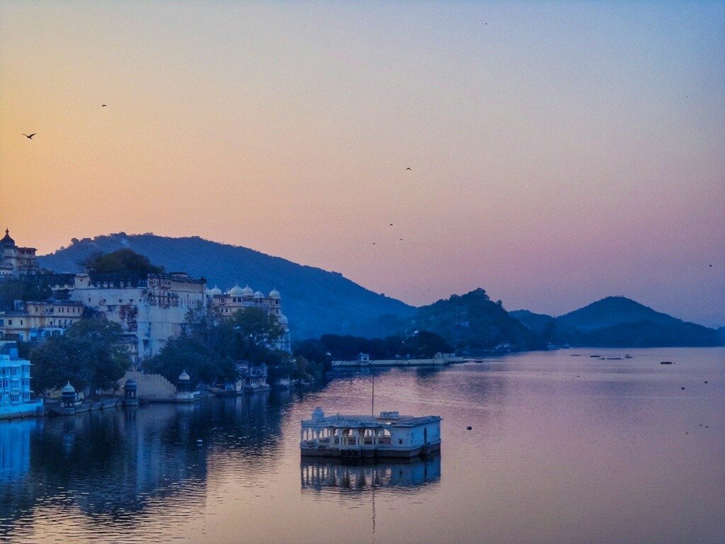 Sunrise over lake pichola in romantic Udaipur