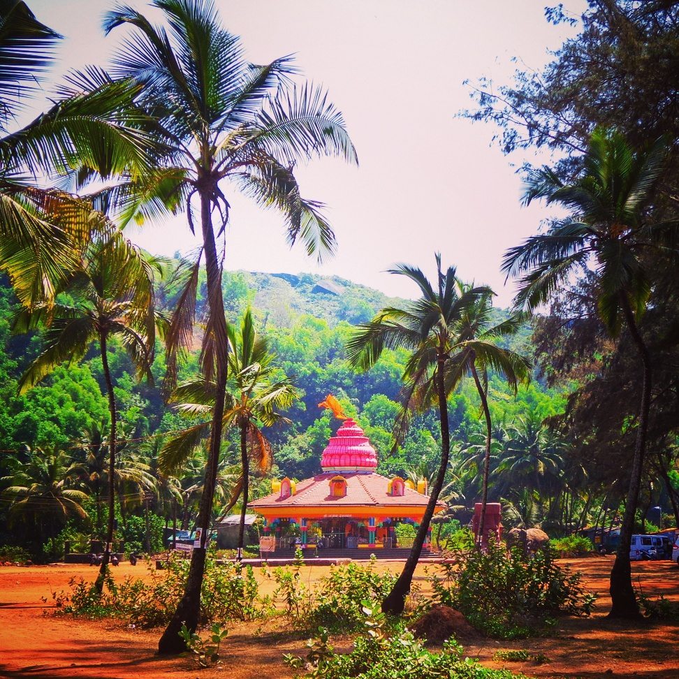 Cute pink Hindu temple near Keri Beach, North goa