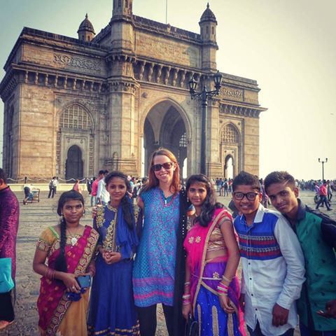Never lonely in India! Making new friends at the Gateway of India in Mumbai