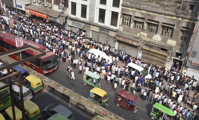 Queues at the banks - Photo Credit: Hindustan Times