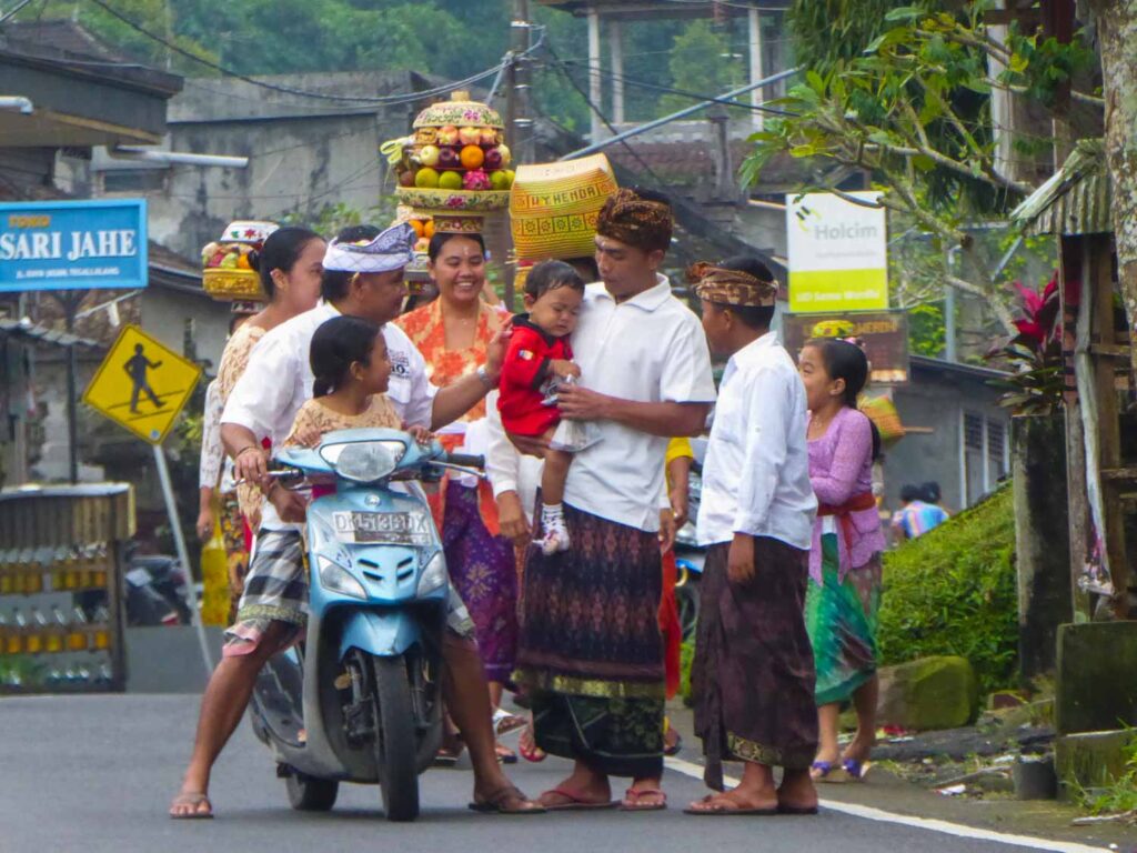 balinese people going to the temple