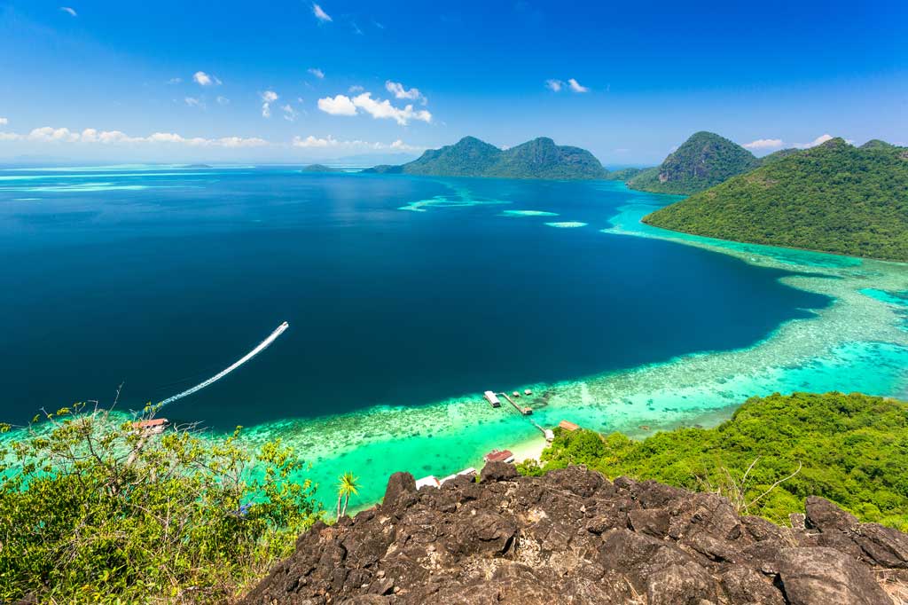 view-over-islands-near-semporna-in-sabah-borneo-malaysia-OP