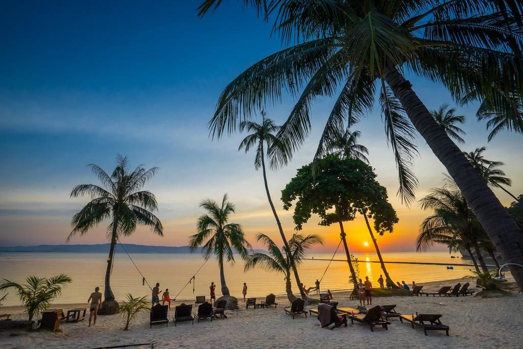 sunset at some of the best beaches and best places to stay in Koh Phangan