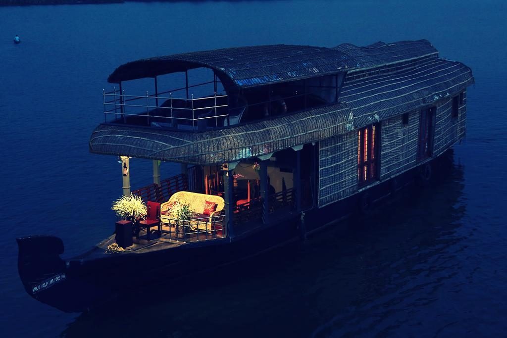 Kumarakom Heritage Houseboats