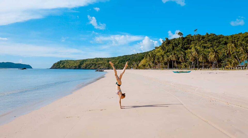 yoga on the beach during a yoga teacher training in thailand