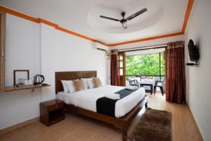 zinhos beach resort in baga where to stay in Goa with friends