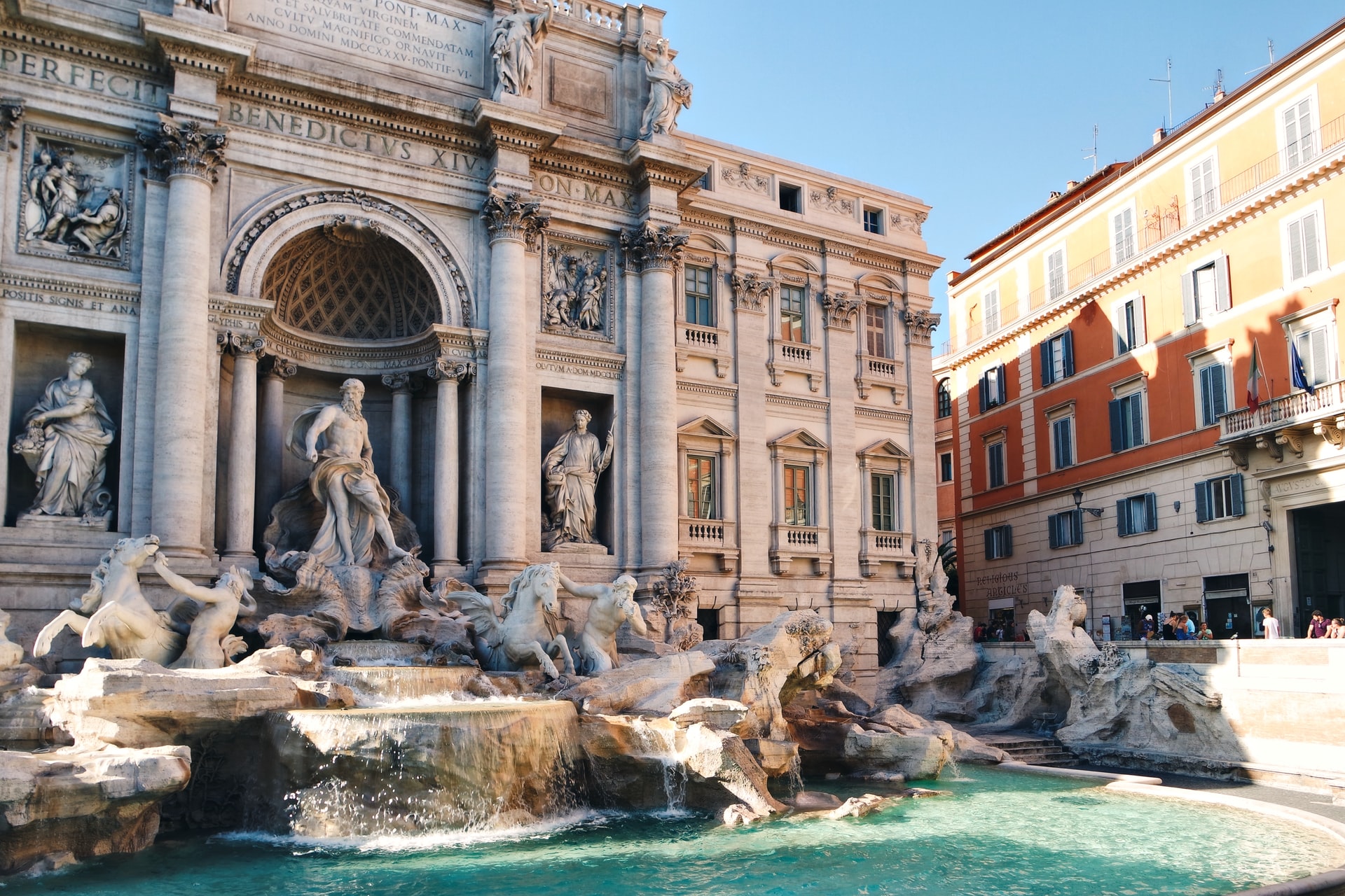 where to stay in rome near trevi fountain