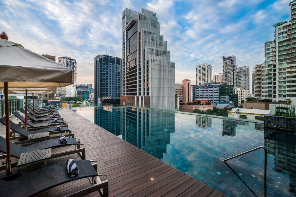 skyview hotel bangkok sukhumvit pool
