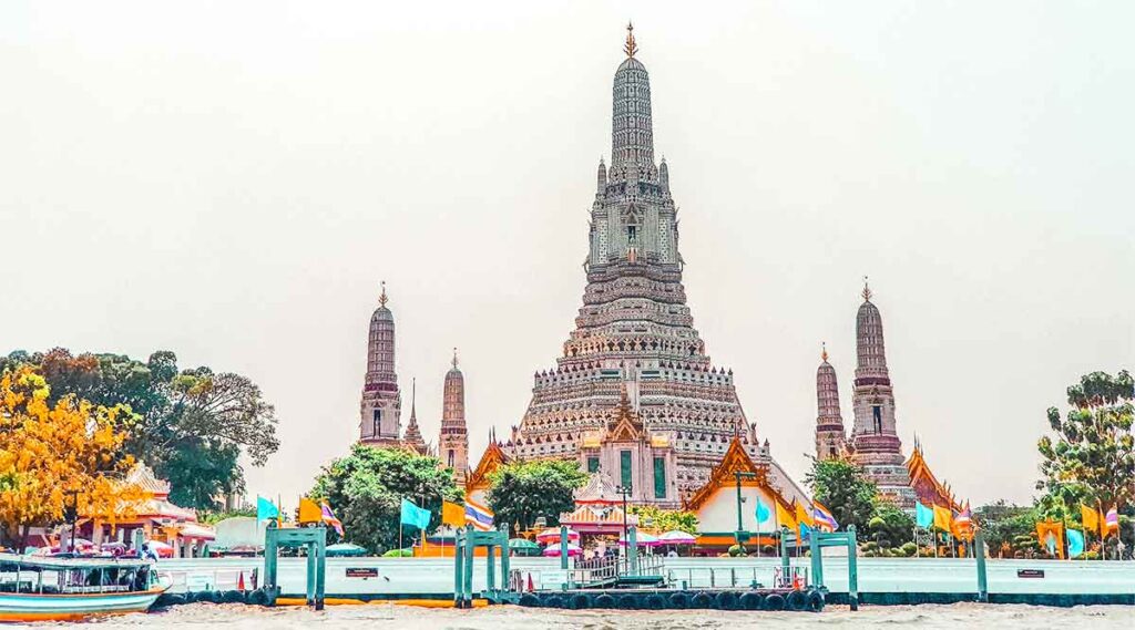 wat arun bangkok thailand