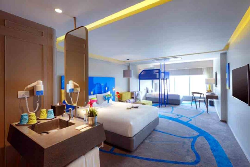 tinidee trendy bangkok khao san pool