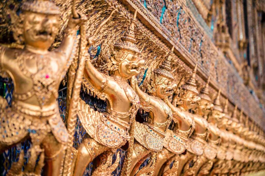 bangkok-golden-statues-temple-of-emerald-buddha-1280-op