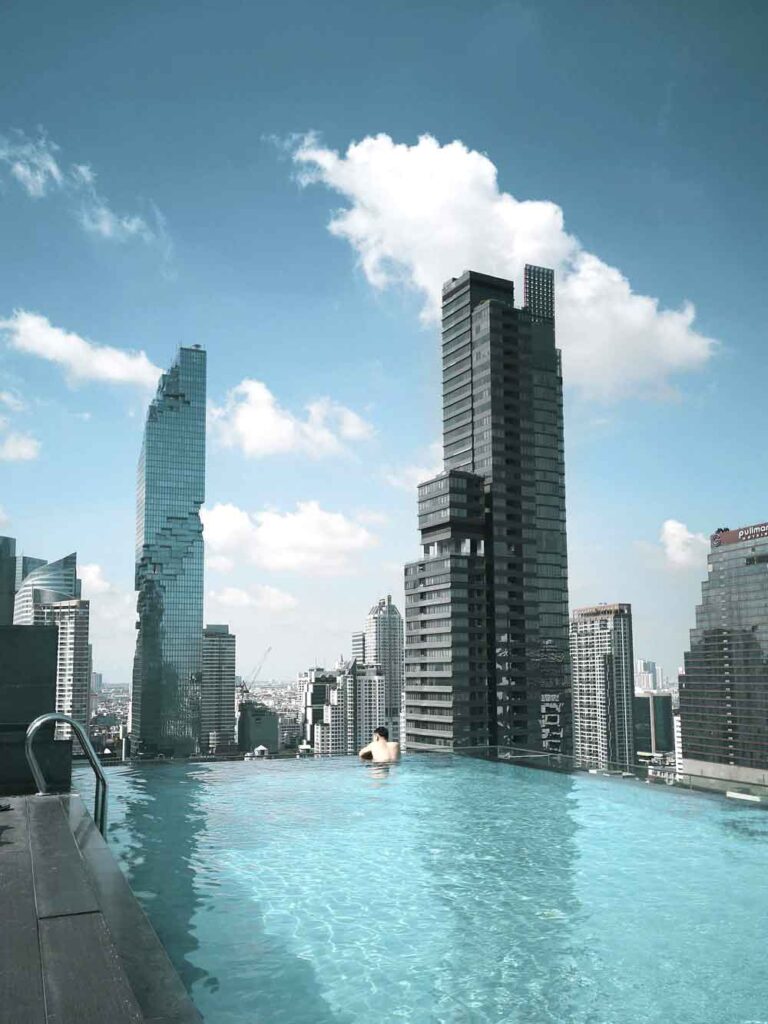 bangkok-hotel-pool-skycraper-1000-op