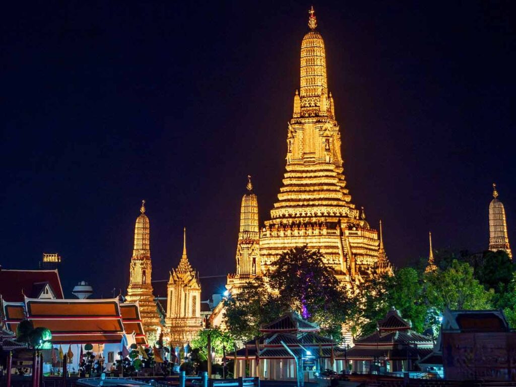 grand-palace-temple-at-night-bangkok-1280-op