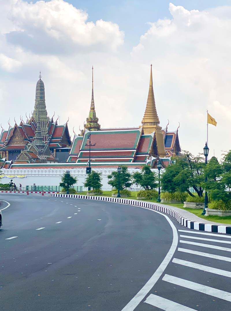 Bangkoks grand palace from outside