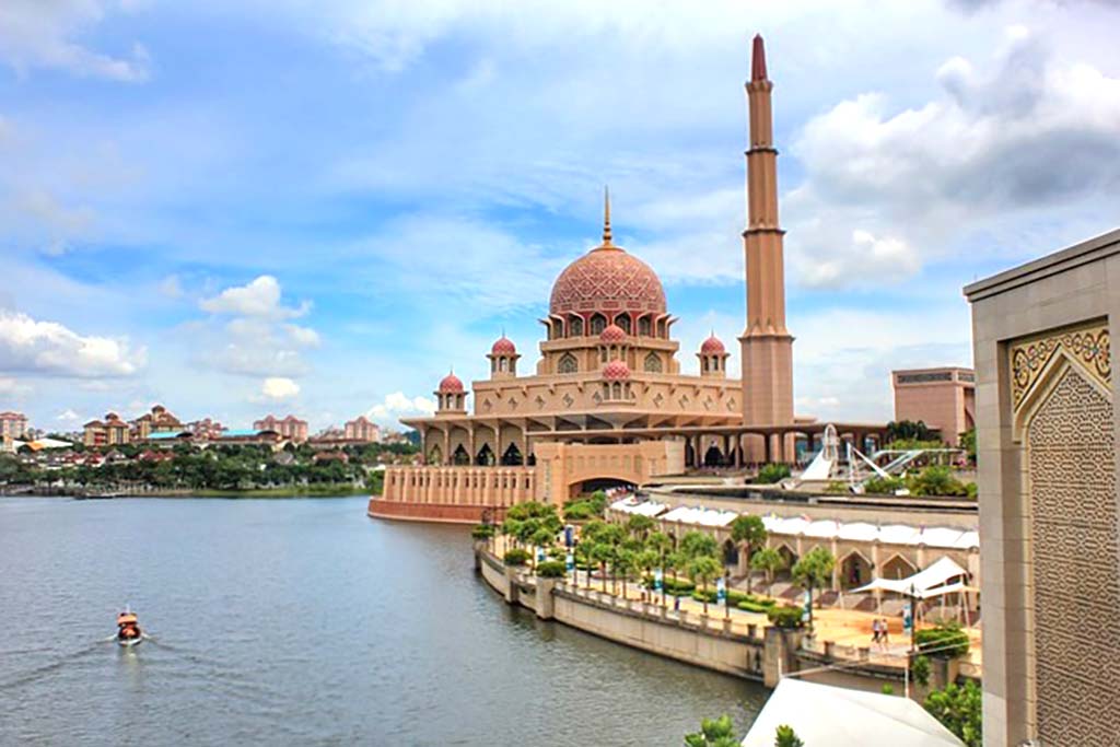 pink mosque putrajaya 