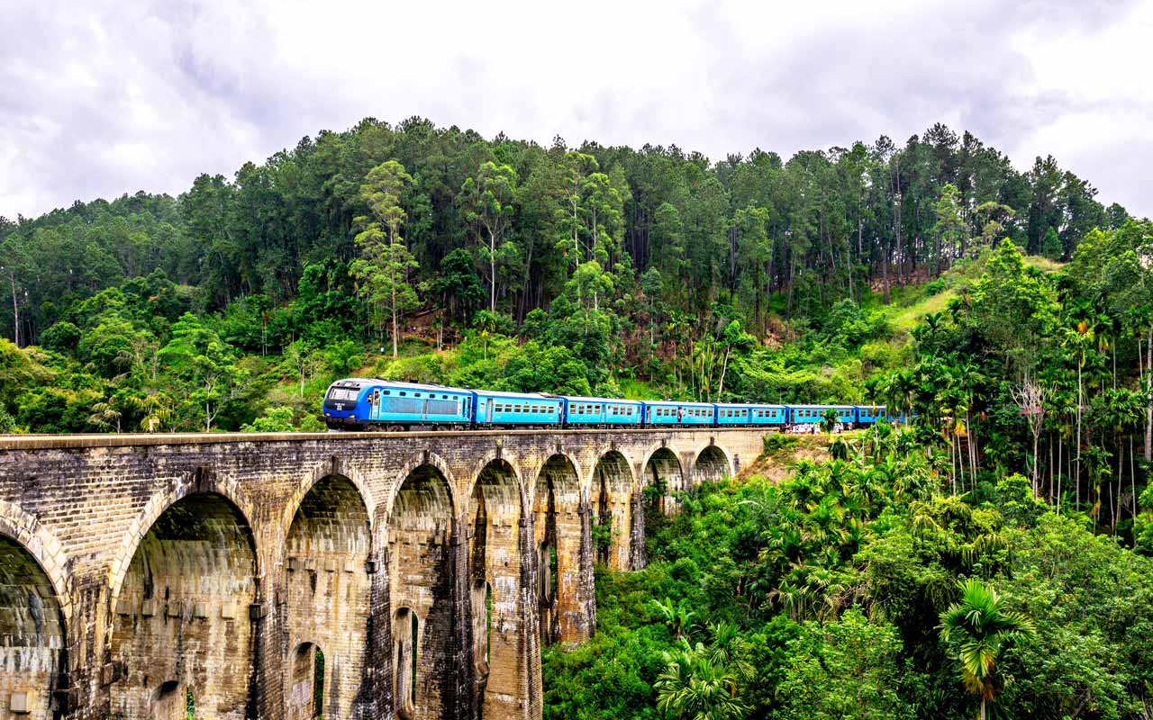 train on nine arch bridge ella sri lanka