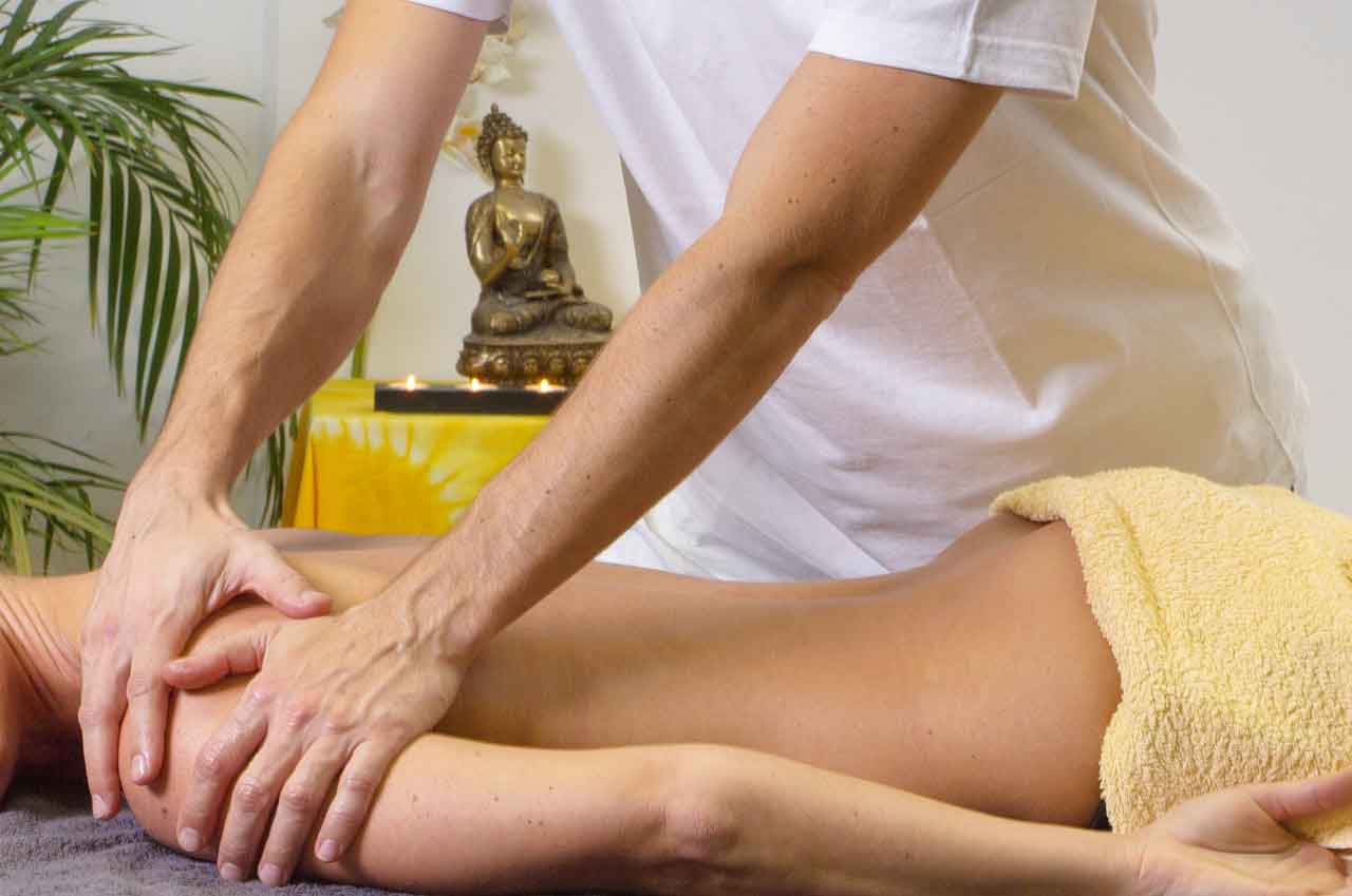 Thai massage. Photo by Angelo Esslinger on pixabay