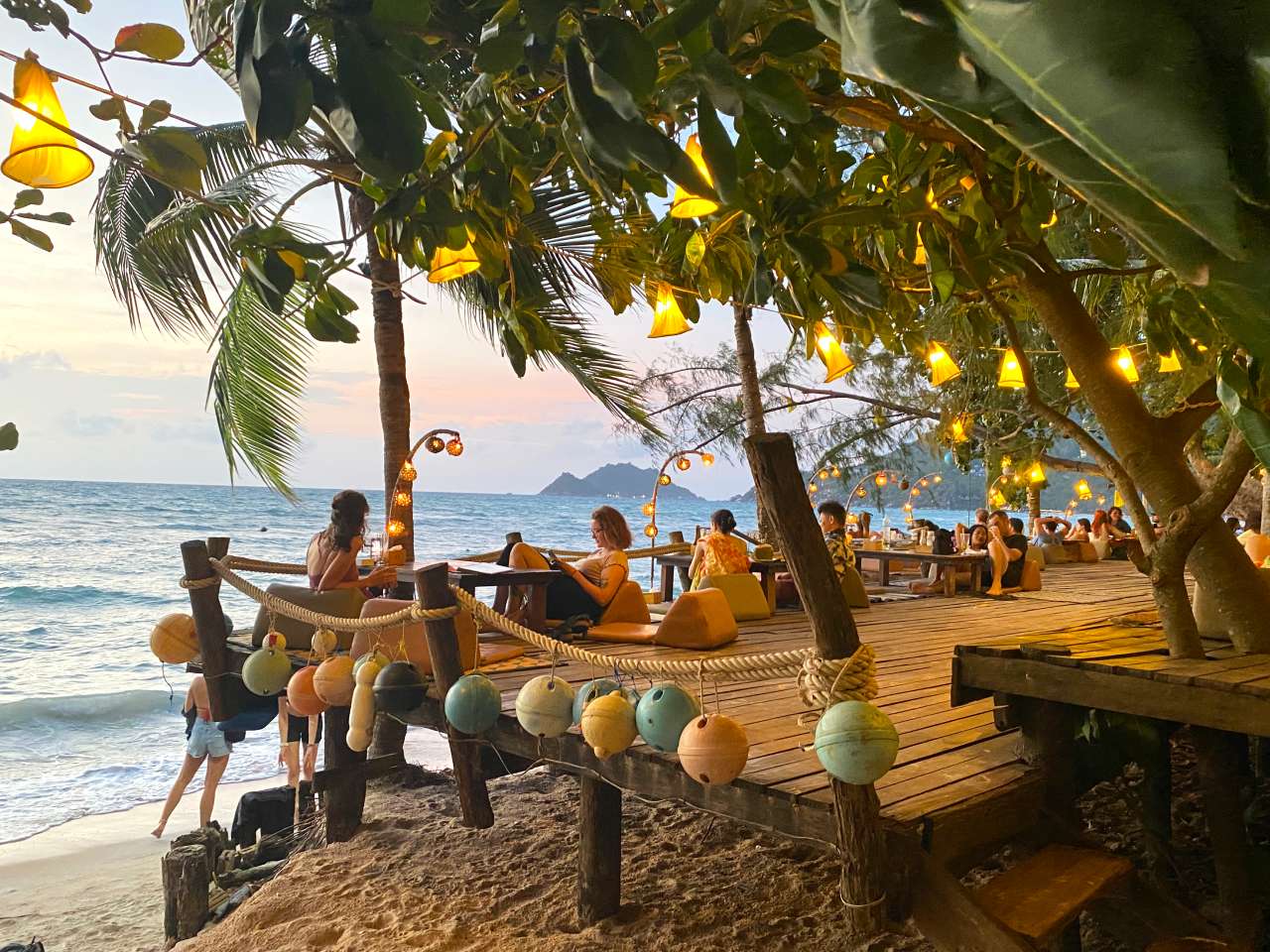 in touch cafe koh tao at night