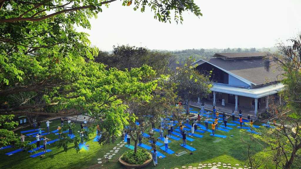 Art of Living. Sri Sri School of Yoga, India. Photo from srisrischoolofyoga.org