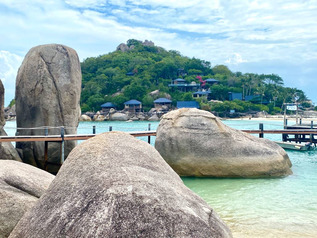 koh nang yuan island rocks