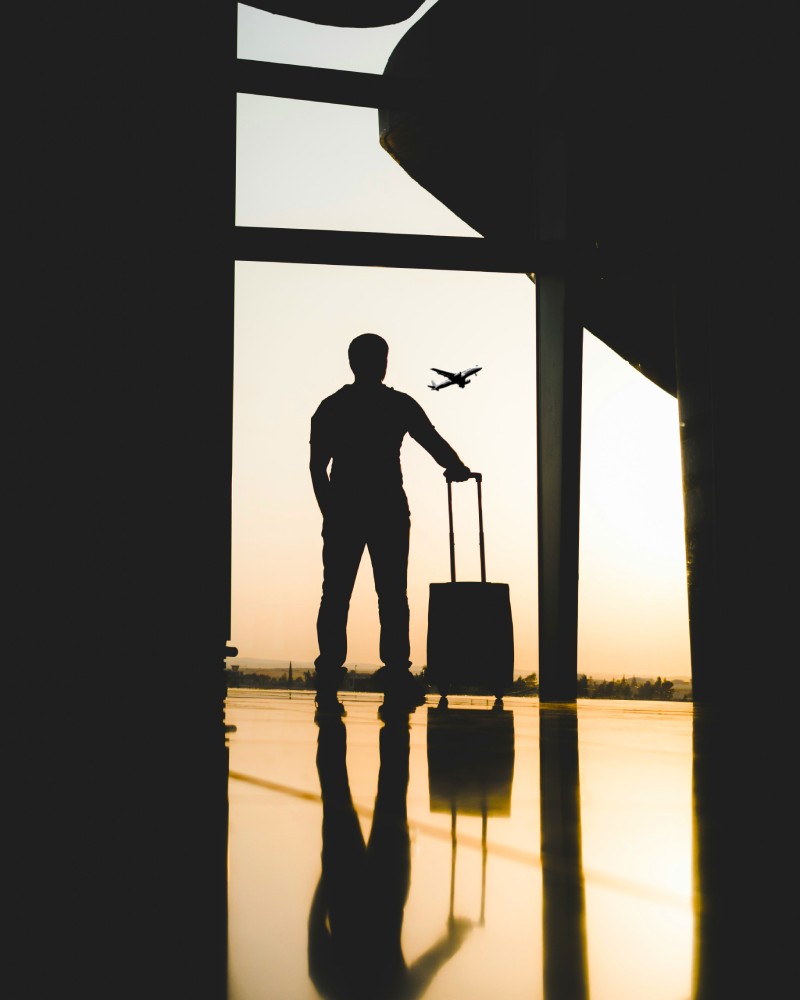 hombre esperando en el aeropuerto al atardecer 